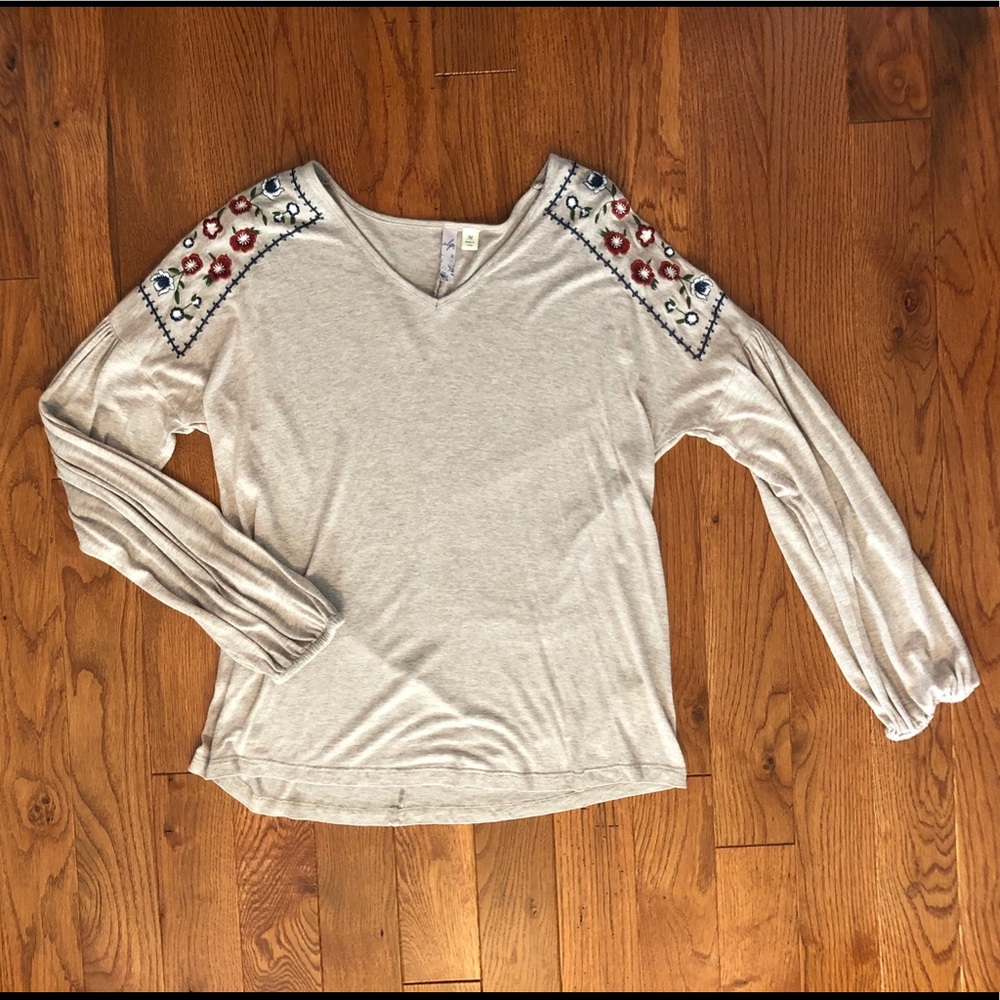 Alya size medium long sleeved v neck top